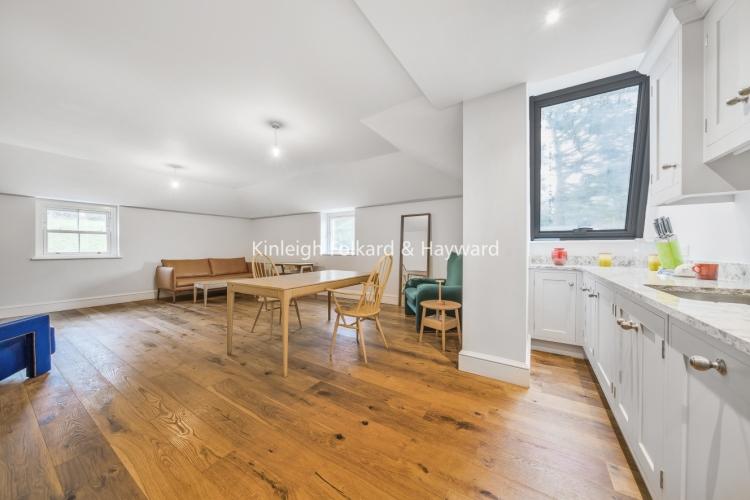 Willoughby Lane Bromley BR1 2 bed apartment £2,500 pcm (£577 pw)