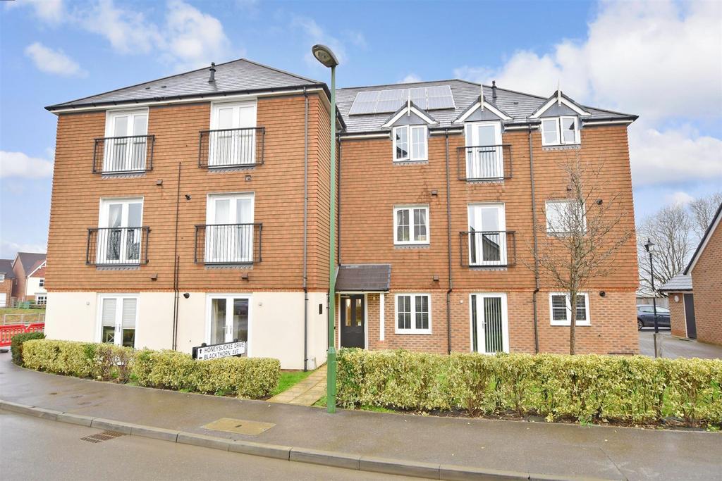 Honeysuckle Drive, Billingshurst, West Sussex 2 bed flat £260,000