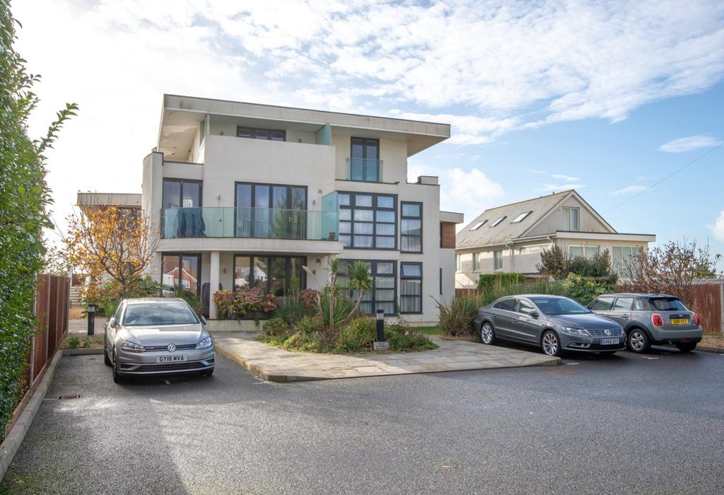 Eirene Road, Goring by sea, BN12 4DJ 4 bed apartment £3,500 pcm (£808 pw)