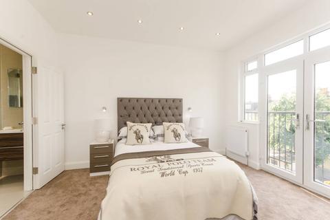 Flat 2, 65 Caithness Road, Mitcham, CR4 2EY