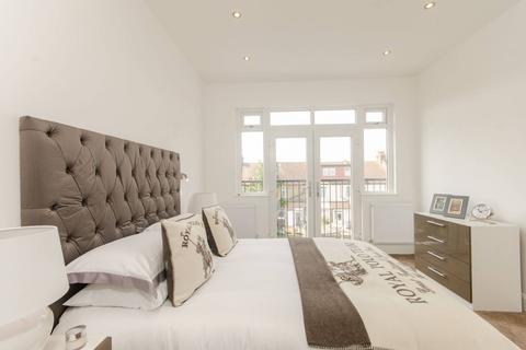 Flat 2, 65 Caithness Road, Mitcham, CR4 2EY