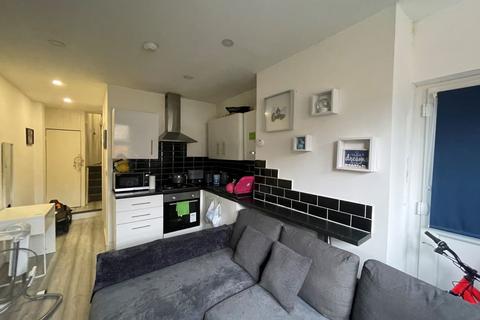 36b Beechfield Road, London, SE6 4NE