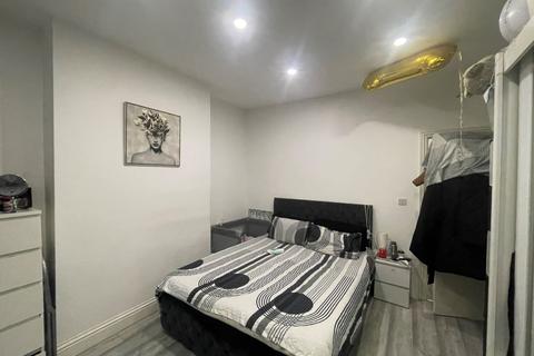 36b Beechfield Road, London, SE6 4NE