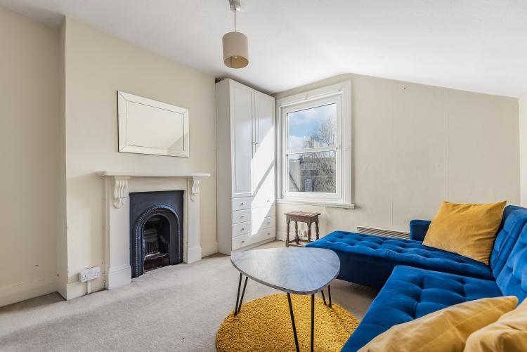 Elms Crescent London SW4 1 bed apartment £1,750 pcm (£404 pw)