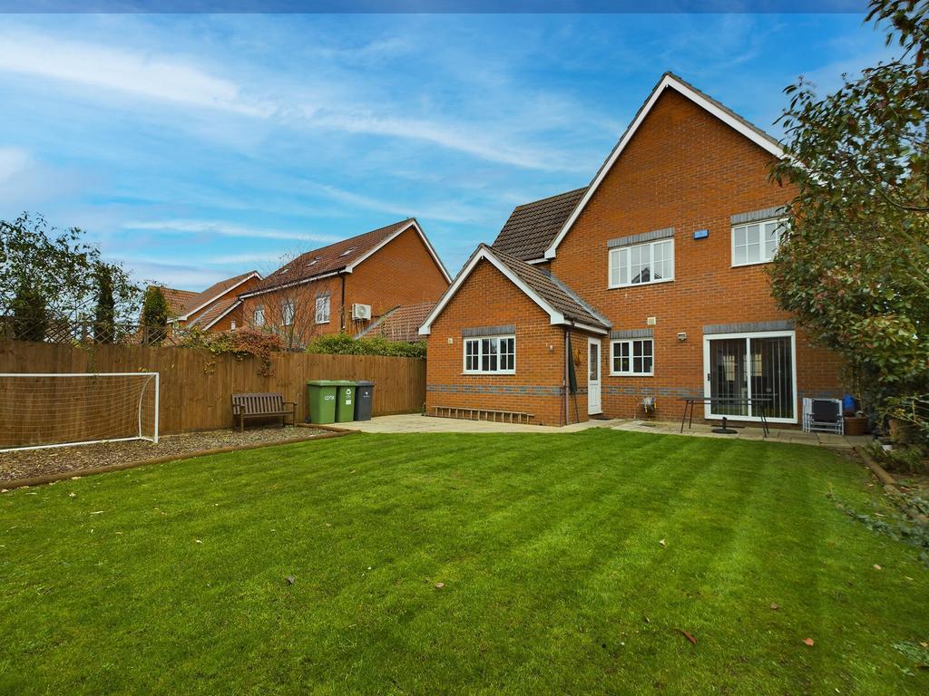 Fleming Close, Yaxley, PE7 4 bed detached house for sale £375,000