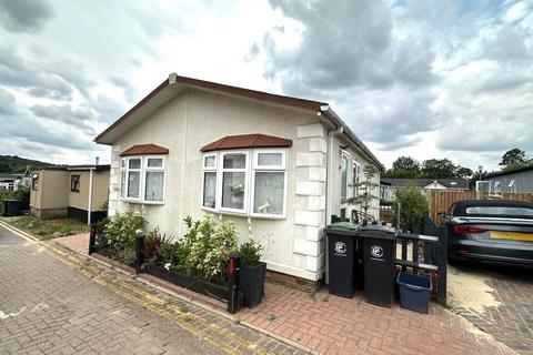 Waltham Abbey - 2 bedroom mobile home for sale