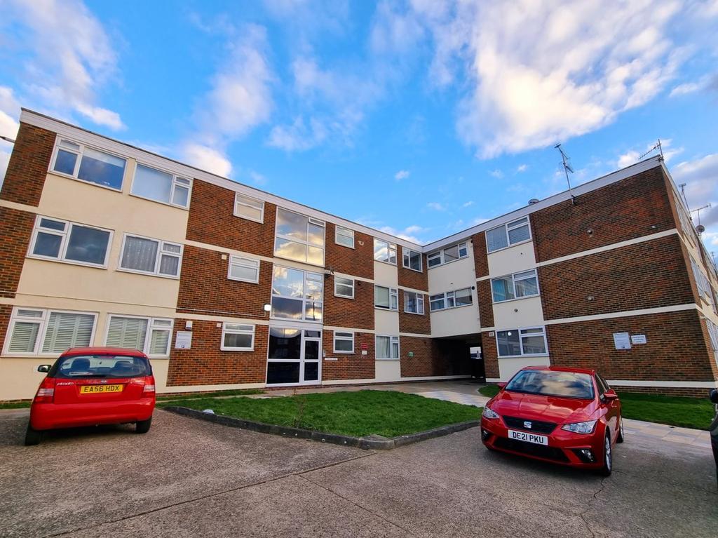 Stonehill Court, Chingford 1 Bed Flat - £1,300 Pcm (£300 Pw)