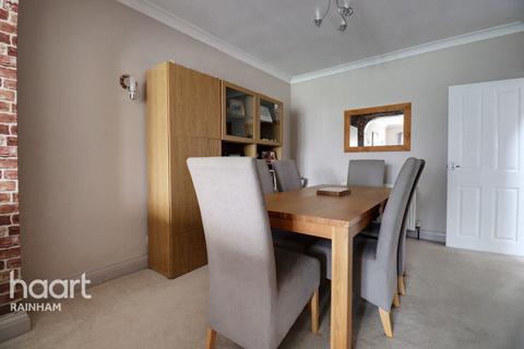 28 Spencer Road, Rainham, RM13 8HB