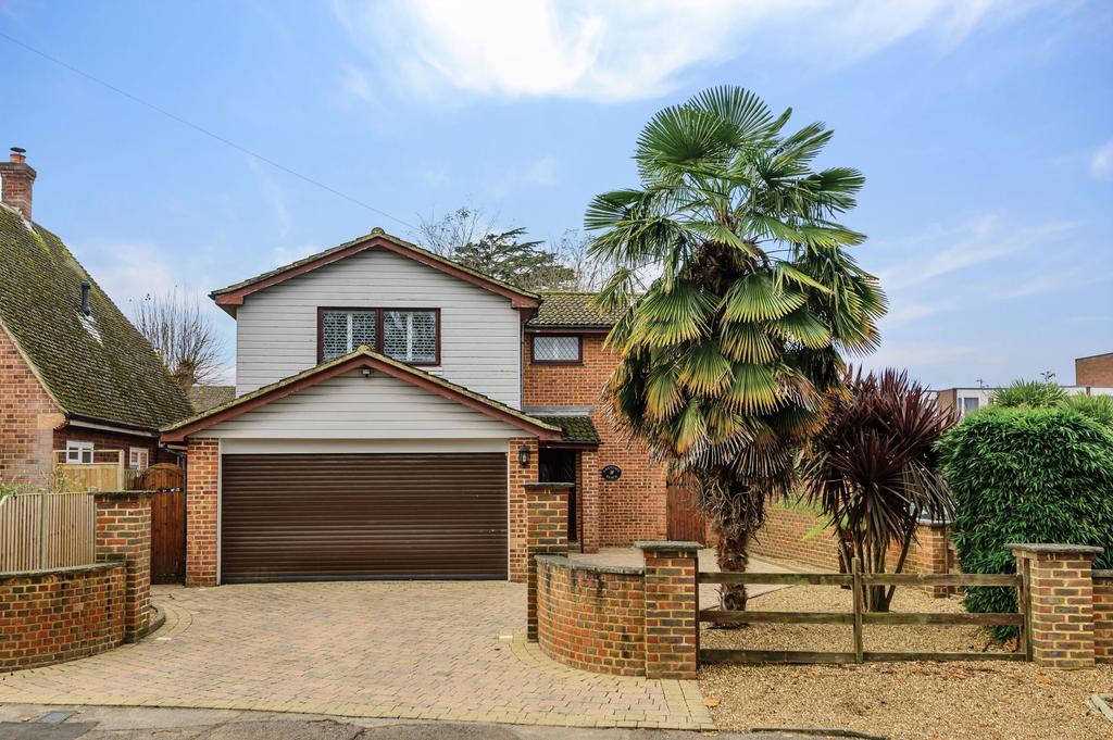 Penton Road, StainesUponThames, TW18 4 bed detached house for sale