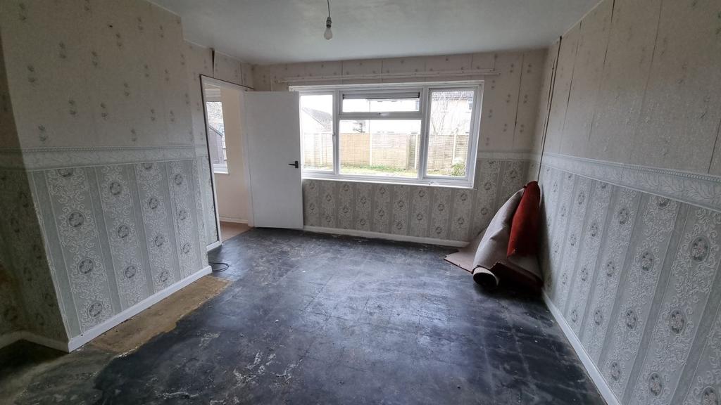 27 Pound Close, Lyneham, Chippenham... 3 bed semidetached house £100,000