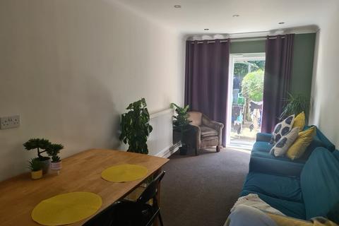 1 bedroom in a house share to rent, Howlett Drive - UBL