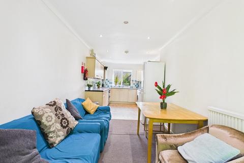 1 bedroom in a house share to rent, Howlett Drive - UBL