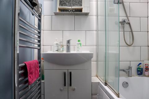 1 bedroom in a flat share to rent, Suffolk Square-BR