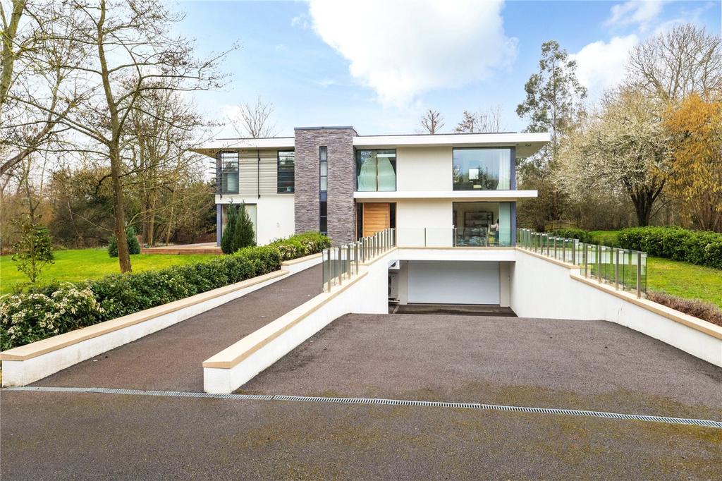 Esher Road, Hersham, WaltononThames, KT12 5 bed detached house for