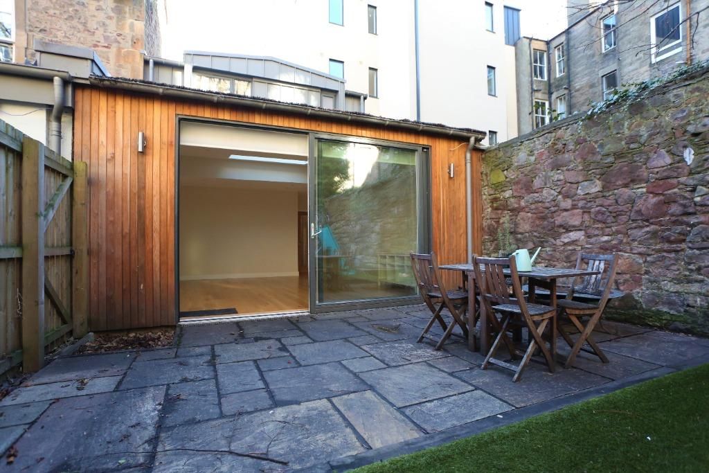 Canaan Lane, Morningside, Edinburgh... 3 bed semidetached house £2,195 pcm (£507 pw)