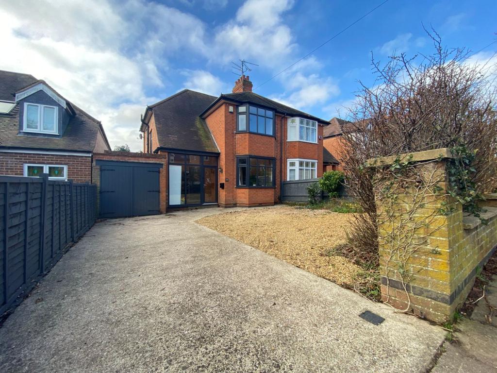 Hillcrest Avenue, Spinney Hill, Northampton NN3 2AB 3 bed semidetached