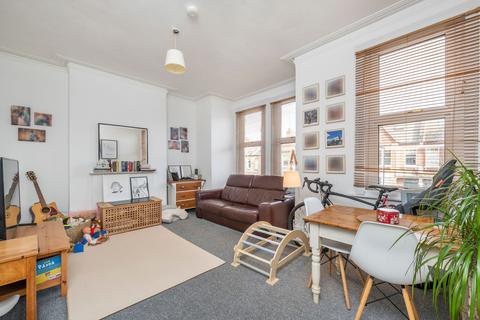 3 bedroom flat to rent, Beauval Road, London, SE22