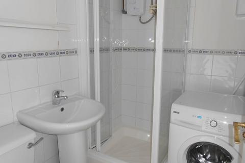 Studio to rent, Hook Road, Surbiton KT6 5AR
