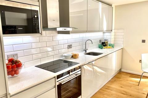 2 bedroom flat to rent, Flat 09 Signal House , 137 Great Suffolk Street, London