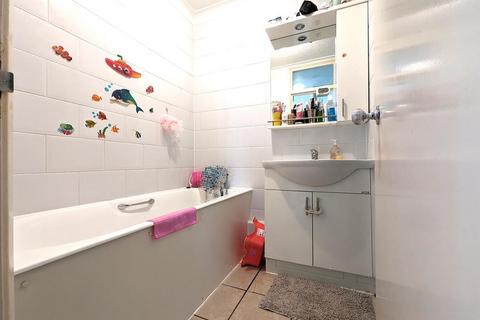 2 bedroom flat for sale, Impressive 2 Bed Flat  For Sale  Verulam Court  West Hendon  NW9