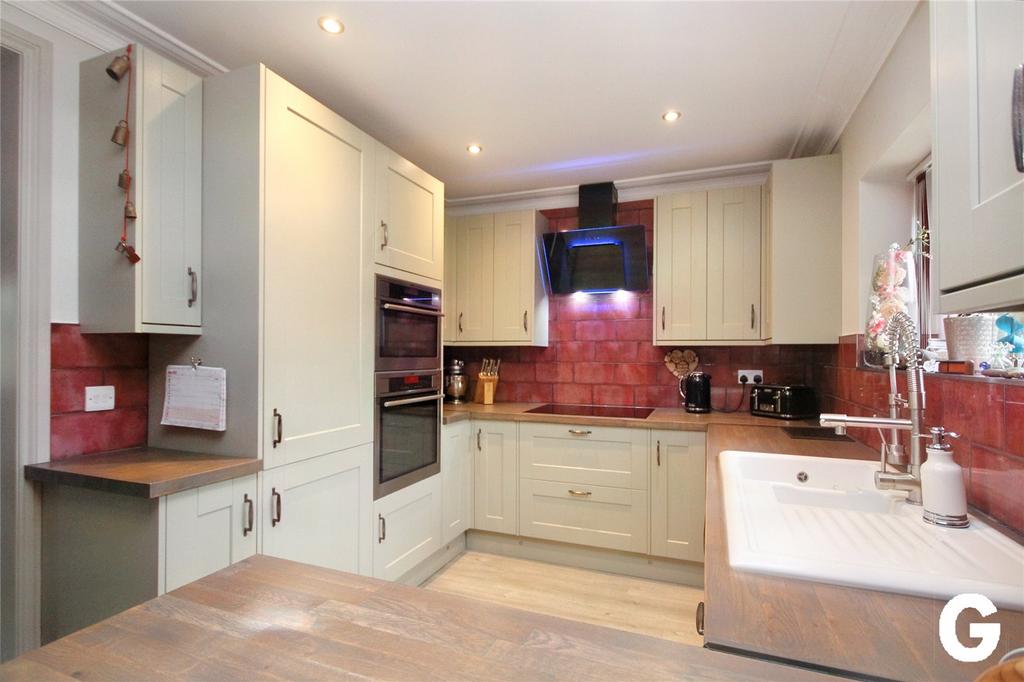 6 Linbrook Court, Ringwood, Hampshire, BH24 4 bed detached house £795,000