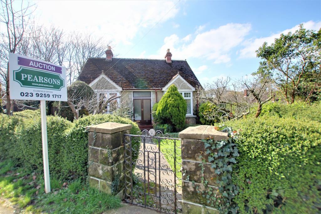 ROWLANDS CASTLE ROAD, HORNDEAN 2 bed detached bungalow £270,000
