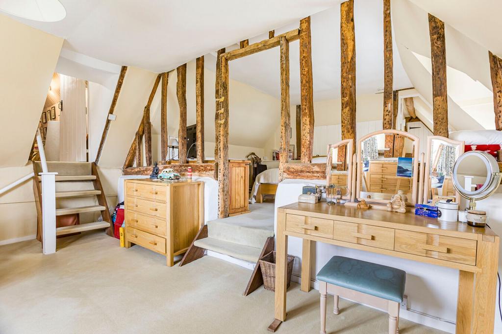 Dressing Area to Main Bedroom