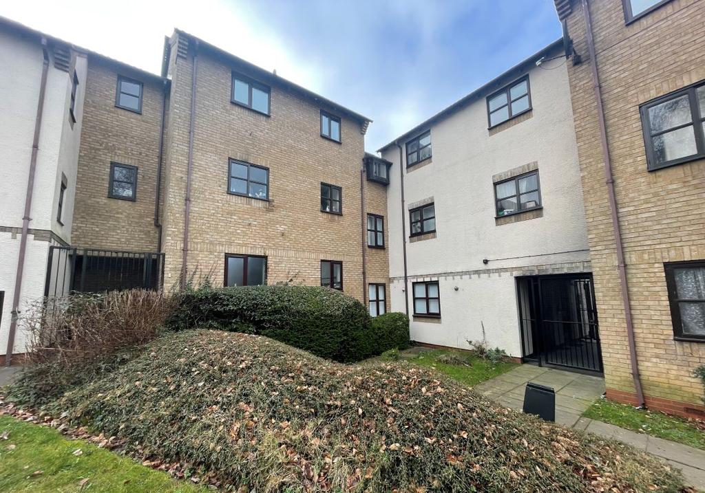 60 The Ridings, Luton, Bedfordshire... 2 bed flat £70,000