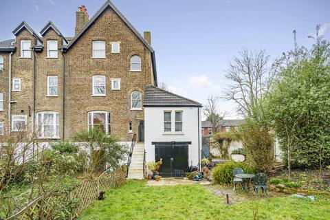 Flat B, 23 Maple Road, London, SE20 8LA