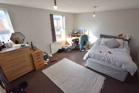 6 bedroom end of terrace house to rent, Blenheim Road, Reading