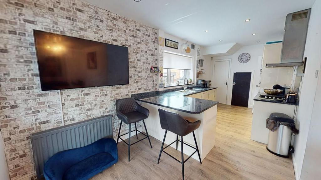 Chiltern Avenue, Duston, Northampton... 3 bed semidetached house £300,000