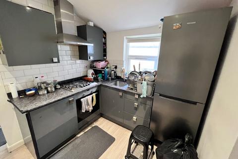 11b East Avenue, London, E12 6SG