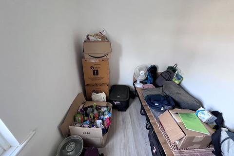11b East Avenue, London, E12 6SG