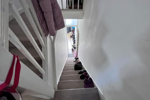 11b East Avenue, London, E12 6SG