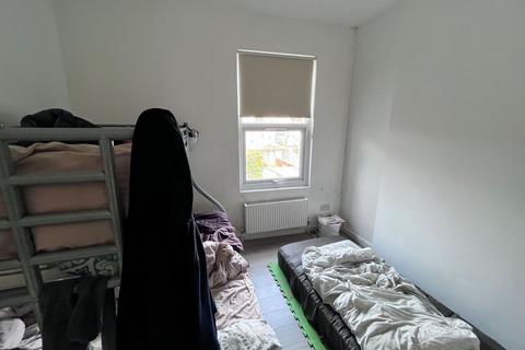 11b East Avenue, London, E12 6SG