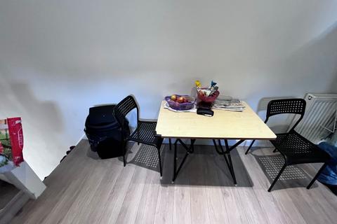 11b East Avenue, London, E12 6SG