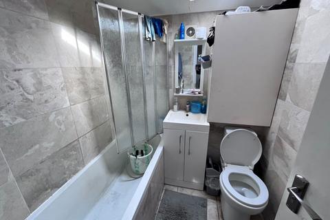 11b East Avenue, London, E12 6SG