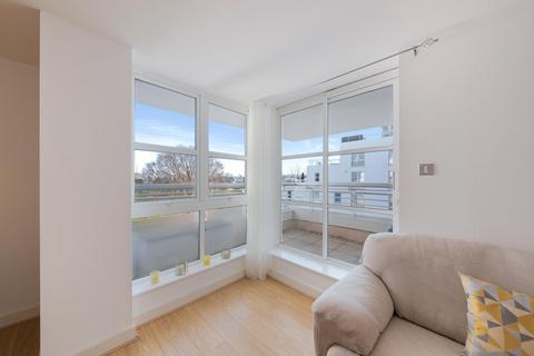 2 bedroom flat to rent, Barrier Point Road, London, E16