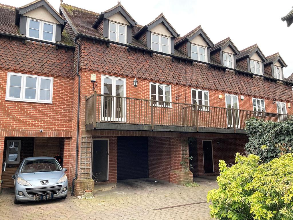 London Road, Westerham, Kent, TN16 3 bed terraced house £1,995 pcm (£