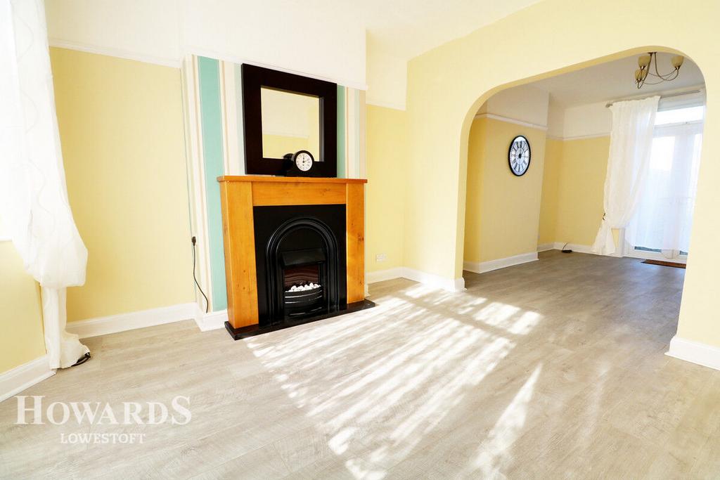 Waveney Crescent, Lowestoft 3 bed semidetached house £210,000
