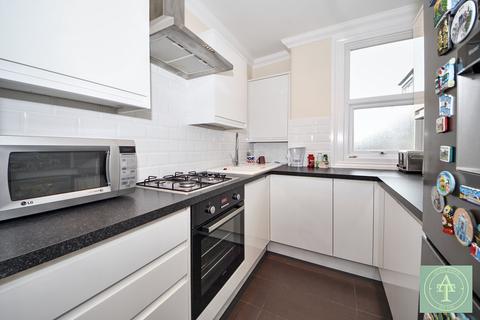 2 bedroom flat for sale, Harlech Road, Southgate, N14