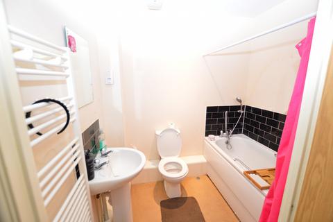 2 bedroom flat for sale - City View, Axon Place, Ilford, Essex, IG1