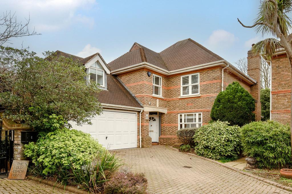 Carrick Gate, Esher, KT10 4 bed detached house £4,500 pcm (£1,038 pw)