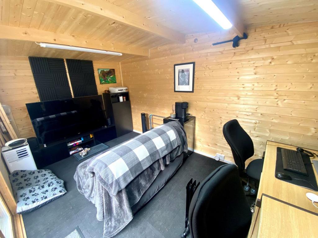 Insulated log cabin