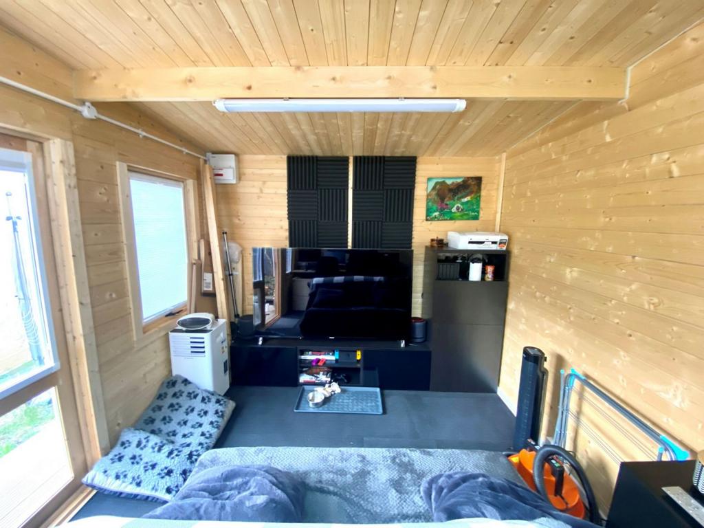 Insulated log cabin
