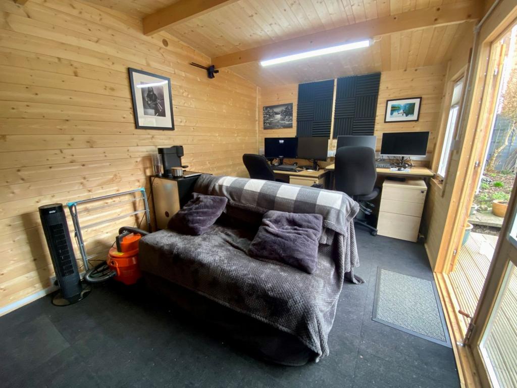 Insulated log cabin