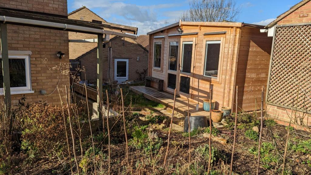 Insulated log Cabin