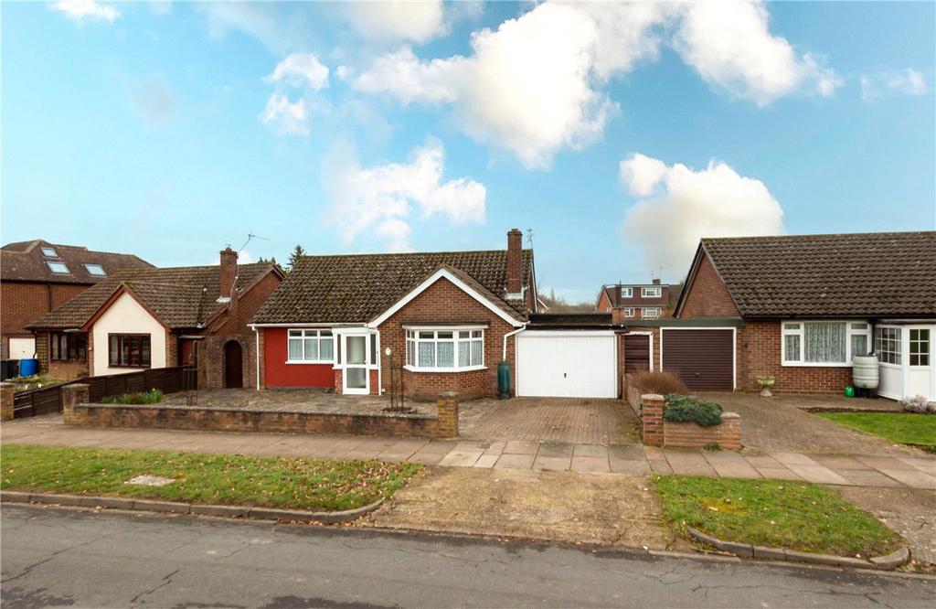 Foxcroft, St. Albans 2 bed bungalow £1,750 pcm (£404 pw)