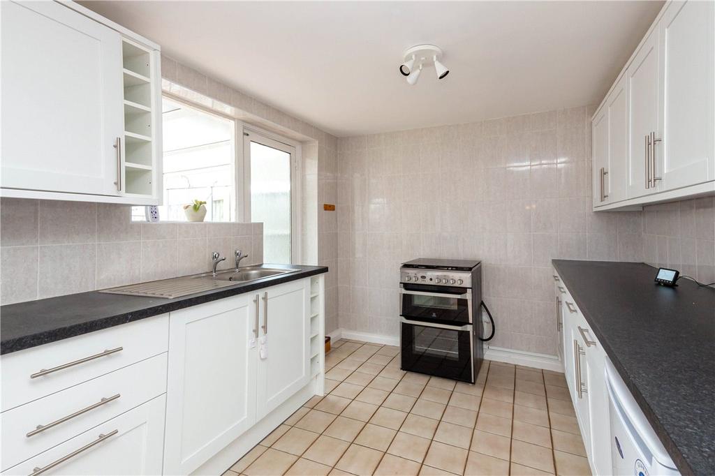 Foxcroft, St. Albans 2 bed bungalow £1,750 pcm (£404 pw)