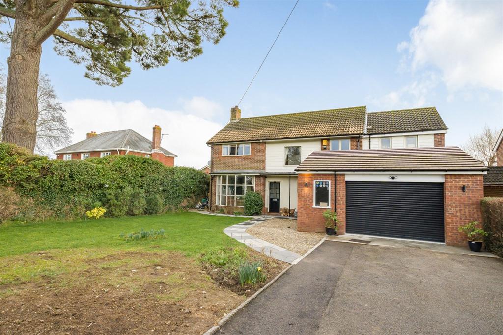 Wellsworth Lane, Rowland's Castle, PO9 4 bed detached house £965,000